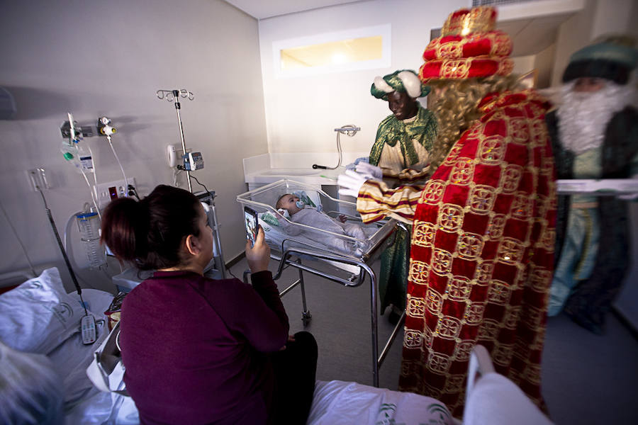 Melchor, Gaspar y Baltasar han hecho una parada en Pediatría antes de recorrer La Herradura