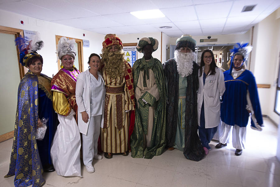 Melchor, Gaspar y Baltasar han hecho una parada en Pediatría antes de recorrer La Herradura