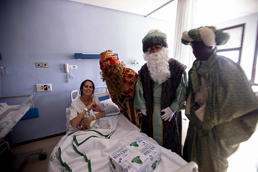 Melchor, Gaspar y Baltasar han hecho una parada en Pediatría antes de recorrer La Herradura