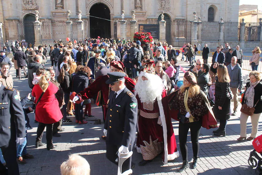 Desde esta mañana reciben a los niños en las puertas del Ayuntamiento