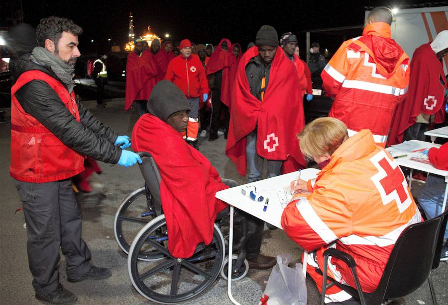 Algunos de los inmigrantes que llegaron a Motril en la madrugada del sábado al domingo
