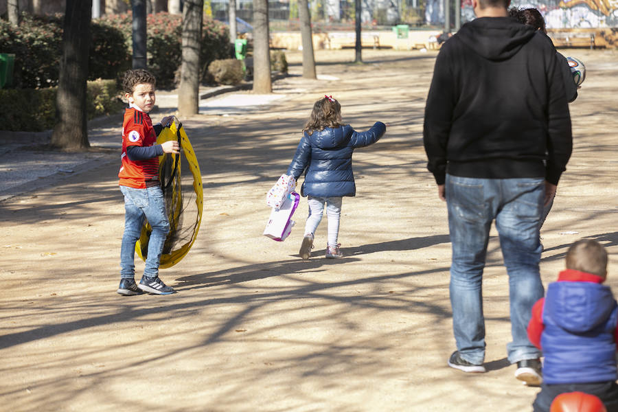 Ls calles y parques de la ciudad se llenan de niños en un día de tiempo inmejorable