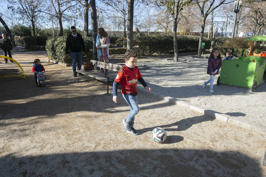 Ls calles y parques de la ciudad se llenan de niños en un día de tiempo inmejorable
