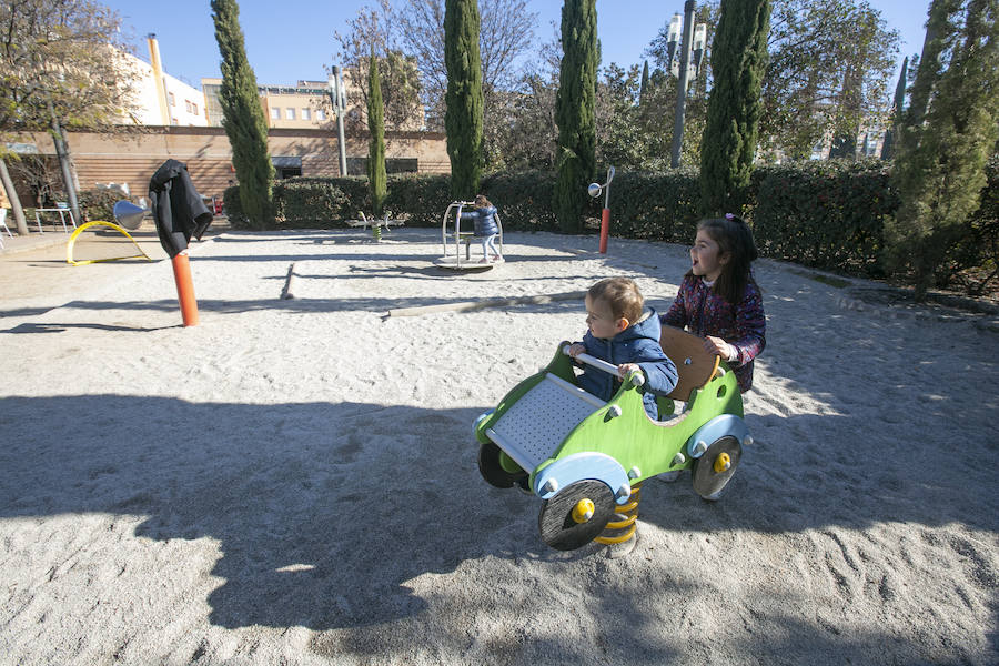 Ls calles y parques de la ciudad se llenan de niños en un día de tiempo inmejorable