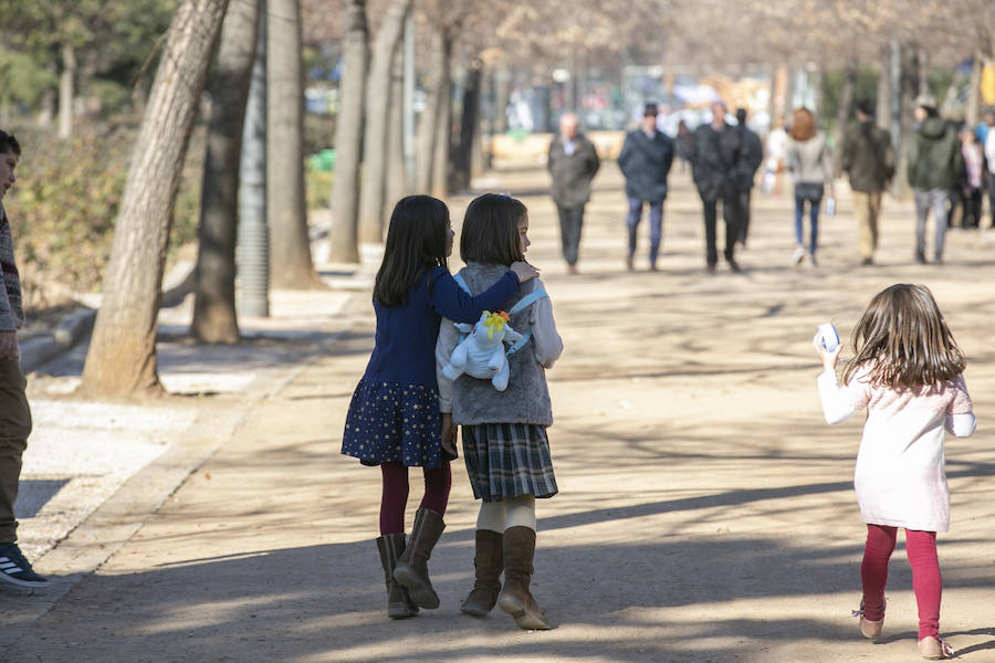 Ls calles y parques de la ciudad se llenan de niños en un día de tiempo inmejorable