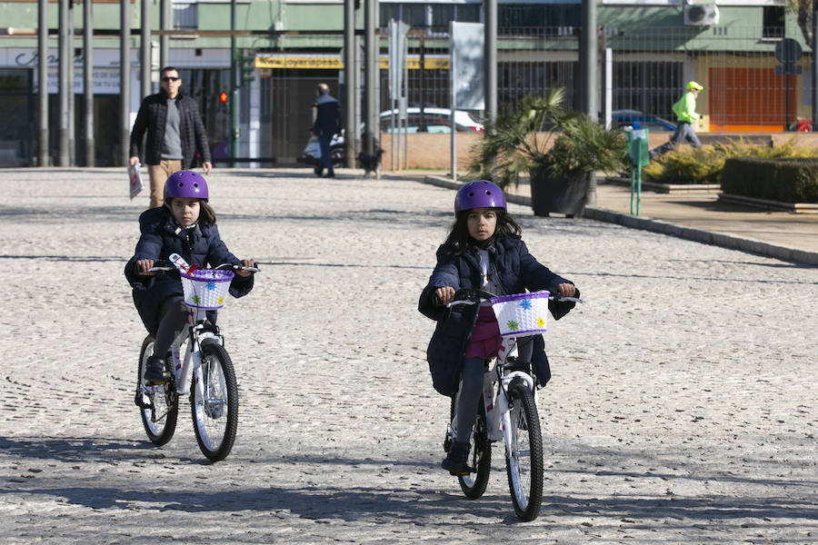 Ls calles y parques de la ciudad se llenan de niños en un día de tiempo inmejorable