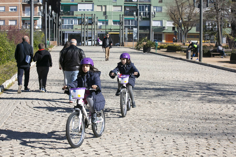 Ls calles y parques de la ciudad se llenan de niños en un día de tiempo inmejorable
