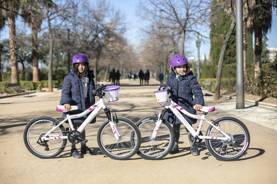 Ls calles y parques de la ciudad se llenan de niños en un día de tiempo inmejorable