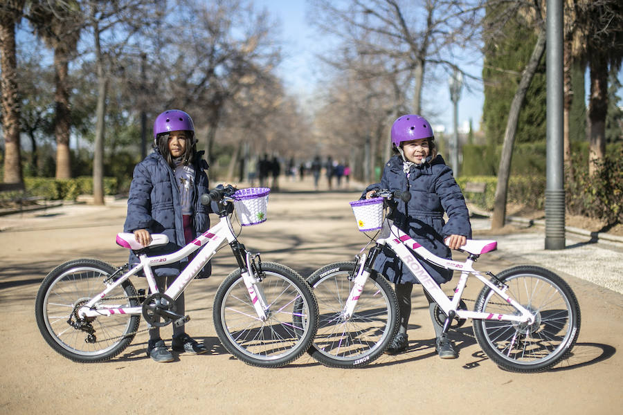 Ls calles y parques de la ciudad se llenan de niños en un día de tiempo inmejorable