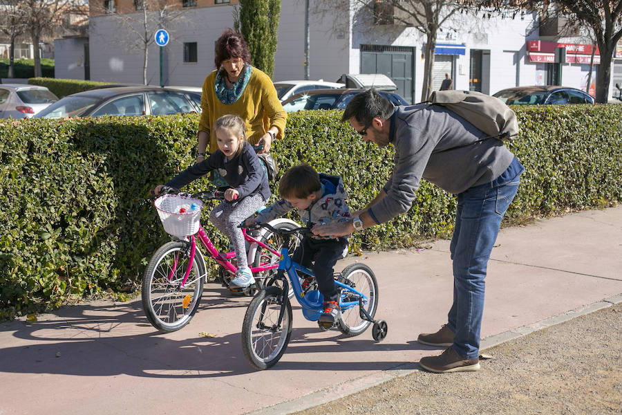 Ls calles y parques de la ciudad se llenan de niños en un día de tiempo inmejorable