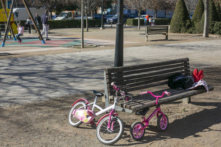 Ls calles y parques de la ciudad se llenan de niños en un día de tiempo inmejorable