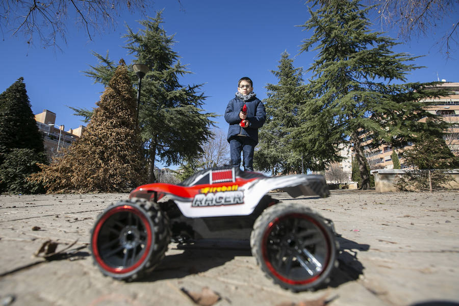 Ls calles y parques de la ciudad se llenan de niños en un día de tiempo inmejorable