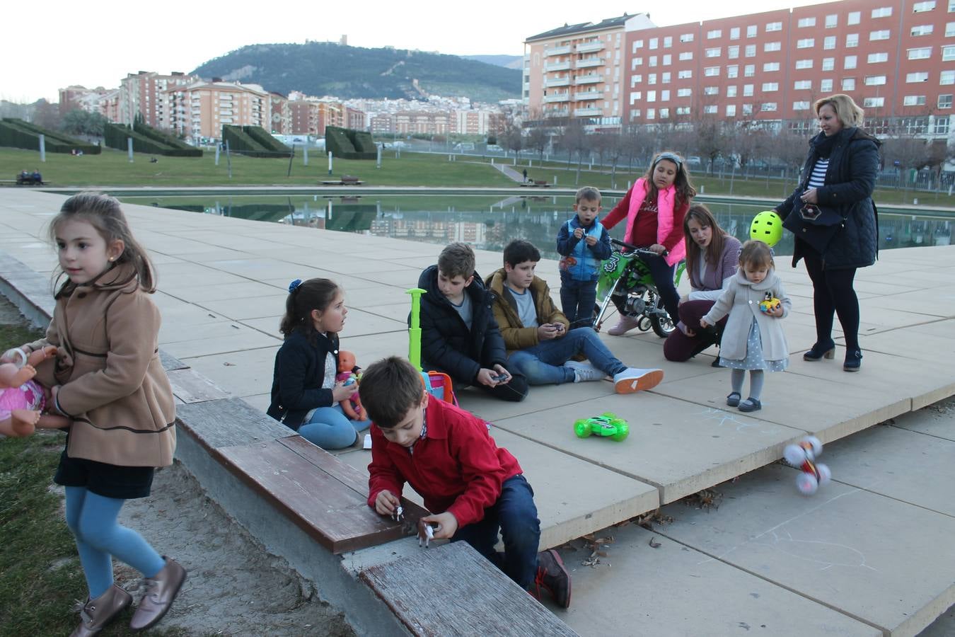 Melchor, Gaspar y Baltasar volvieron un año más a Jaén cargados de juguetes, tecnológicos, que han sido los reyes, y tradicionales; muchas familias salieron ayer a la calle, como al parque del Bulevar, para disfrutar de los regalos