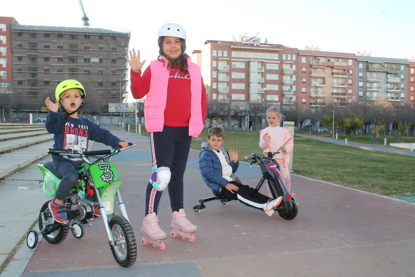 Melchor, Gaspar y Baltasar volvieron un año más a Jaén cargados de juguetes, tecnológicos, que han sido los reyes, y tradicionales; muchas familias salieron ayer a la calle, como al parque del Bulevar, para disfrutar de los regalos