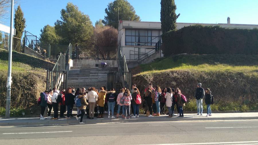 Una comitiva de cien estudiantes con tres profesores al frente protesta ante la Consejería de Educación por una caldera estropeada mientras la dirección del centro asegura que funciona correctamente