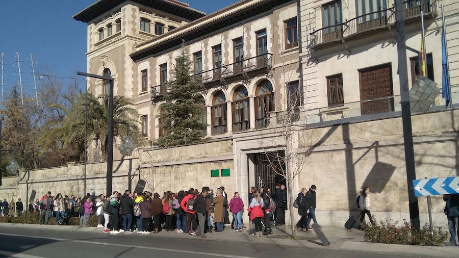 Una comitiva de cien estudiantes con tres profesores al frente protesta ante la Consejería de Educación por una caldera estropeada mientras la dirección del centro asegura que funciona correctamente