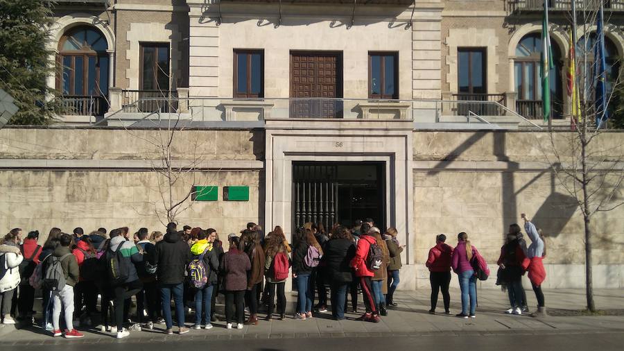 Una comitiva de cien estudiantes con tres profesores al frente protesta ante la Consejería de Educación por una caldera estropeada mientras la dirección del centro asegura que funciona correctamente