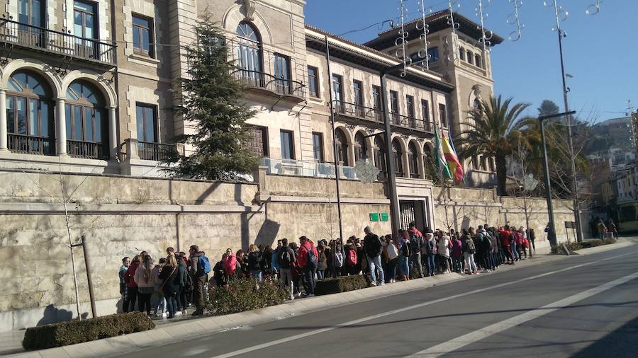 Una comitiva de cien estudiantes con tres profesores al frente protesta ante la Consejería de Educación por una caldera estropeada mientras la dirección del centro asegura que funciona correctamente