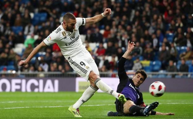 Benzema dispara a portería frente a Gumbau. 