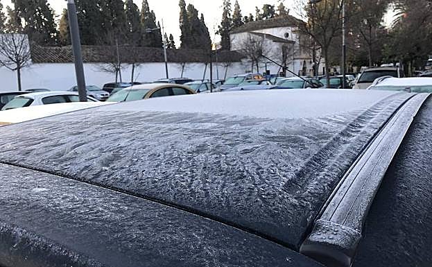 Coches con escarcha y nieve ya hace dos días en Andújar. 
