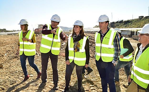 La delegada visitó las obras en la Rambla de Lújar. 