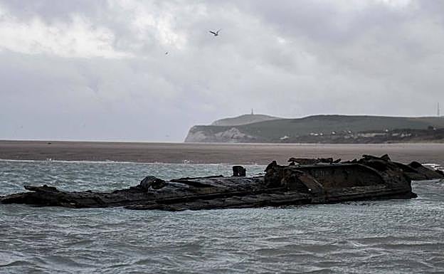 Parte del casco de un submarino alemán de la Primera Guerra Mundial que ha reaparecido en una playa del norte de Francia.