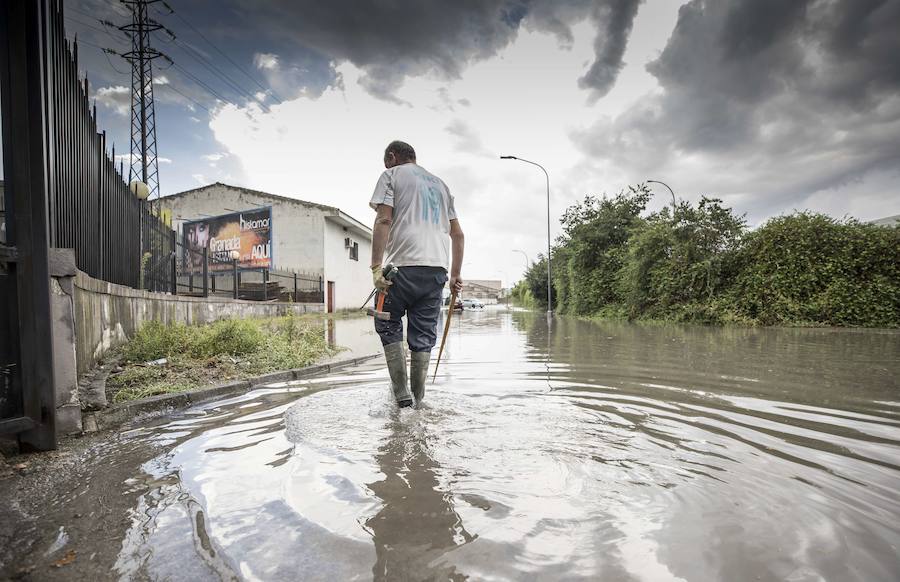 JULIO «Aunque raras, muy molestas son en julio las tormentas». Comienza el mes de julio con nubes y claros, acompañado de vientos. Al final de la primera decena, puede haber precipitaciones tormentosas sobre Sierra Nevada y sierras norte y noreste de la provincia. A partir del día 12 ó 13 aparece un frente por el sur/suroeste con bastante viento, que traerá precipitaciones generalizadas sobre Granada y sus sierras. El tiempo mejorará alrededor de los días 18 ó 20, aunque seguiría incierto, bochornoso y borrascoso hasta final de mes.