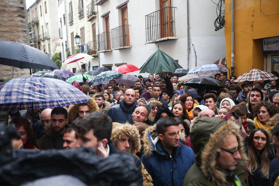 ABRIL «El invierno no ha pasado, mientras abril no es terminado». Comienza el mes con algo de viento y nubosidad. Hay posibilidades de lluvia y/o nieve generalizadas durante la primera quincena. La primera mitad del mes tendrá mucho movimiento de vientos, agua y nieve, incluso por la parte norte de la provincia de Granada y zona Alpujarra, pero con más abundancia en Sierra Nevada. El frío estará siempre presente. A mediados de mes tendremos una leve mejoría del tiempo, pero alrededor del día 20, llegan vientos del sur/suroeste que traerán lluvias sobre Granada y nieve y ventiscas sobre Sierra Nevada. A partir del día 26 cesan las precipitaciones. [Nota la Semana Santa es del 14 al 21 de abril].