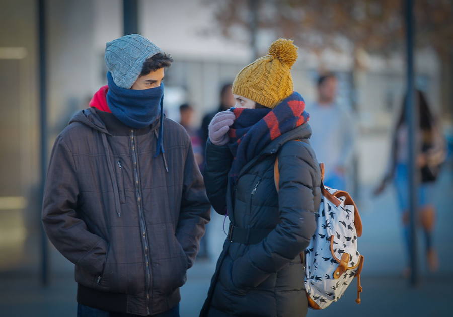 DICIEMBRE «Si llueve en la Purísima Concepción, llueve Carnaval, Semana Santa y Resurrección». Comienza el mes frío, con nubes y claros. Al final de la primera semana, entra un frente por el Norte, que puede dejar precipitaciones de agua y nieve sobre Granada y Sierra Nevada. También por la zona de Guadix. Estas precipitaciones se mantendrán hasta mediados de mes. Alrededor del día 20 se despeja el cielo y tendremos un tiempo frío y con heladas hasta final del mes.