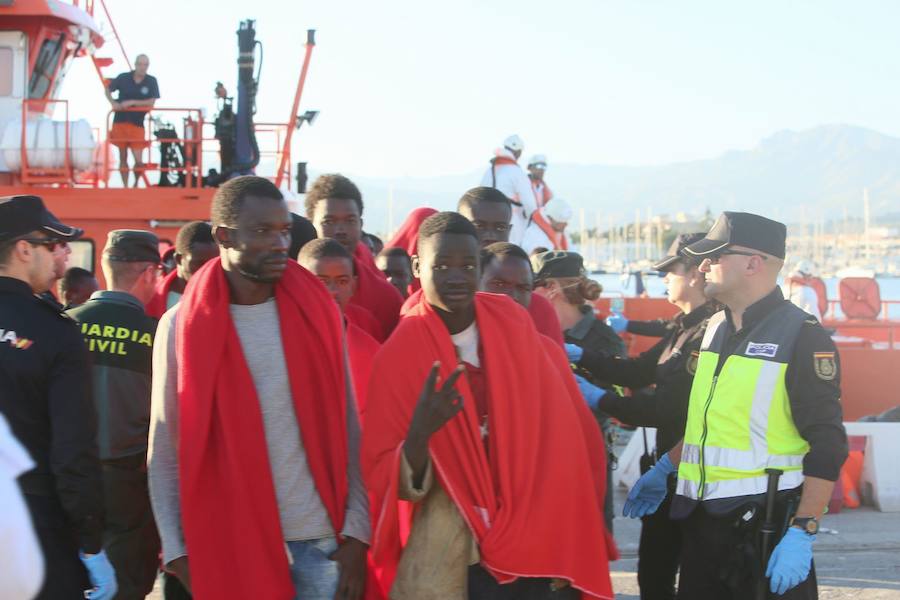 Agentes de Policía Nacional trabajan con inmigrantes indocumentados en el puerto de Motril. 
