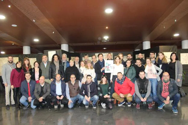 Miembros del jurado con la obra ganadora y que es ya la nueva imagen del Festival de Teatro de El Ejido.