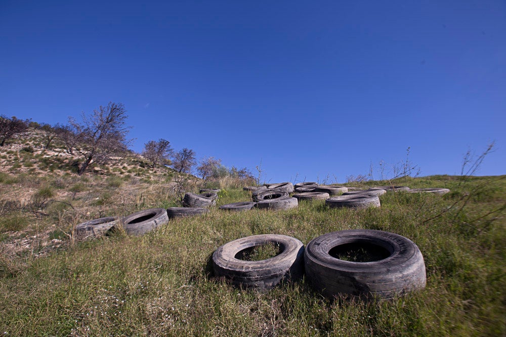El año pasado voluntarios sacaron 800 ruedas de los acantilados de Castell, un caso flagrante. El Seprona advierte que realizará apostaderos para buscar a los autores