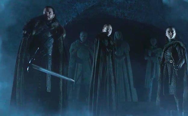 Jon Nieve, Sansa y Aria Stark en la cripta en la que se ambienta el 'teaser' de la octava y última temporada