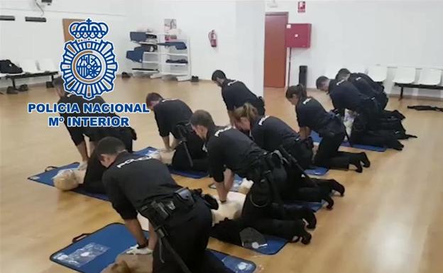 Dos policías nacionales de Granada salvan la vida a un hombre que sufría un paro cardíaco tras atragantarse