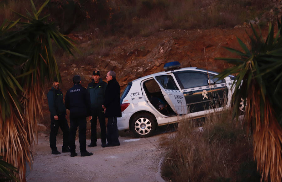 El pequeño cayó por un pozo de minúscula entrada y todavía no han logrado dar con él