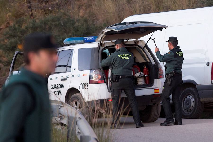 El pequeño cayó por un pozo de minúscula entrada y todavía no han logrado dar con él