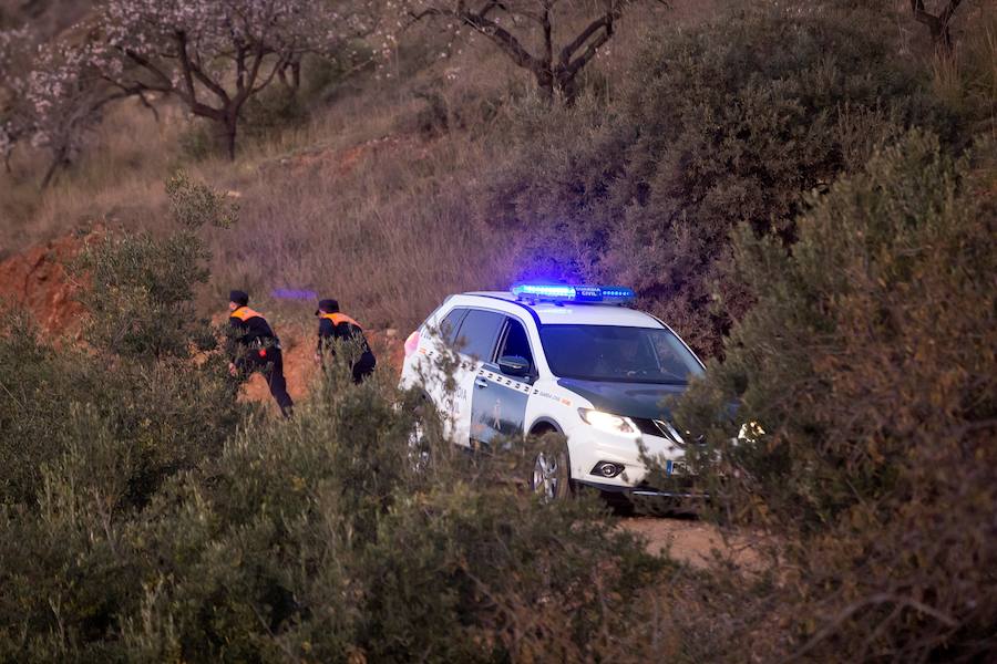 El pequeño cayó por un pozo de minúscula entrada y todavía no han logrado dar con él