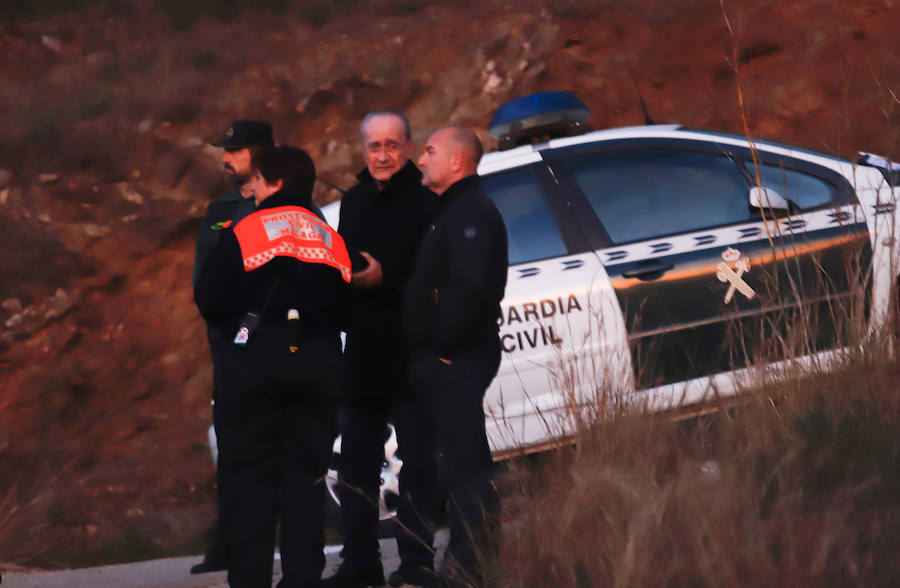 El pequeño cayó por un pozo de minúscula entrada y todavía no han logrado dar con él