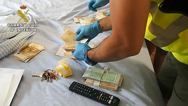 Los agentes han encontrado 150.000 euros en los registros practicados.