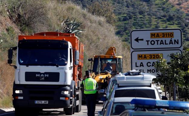 Lugar donde se encuentra el operativo de rescate del menor caído en un pozo en Totalán (Málaga). 