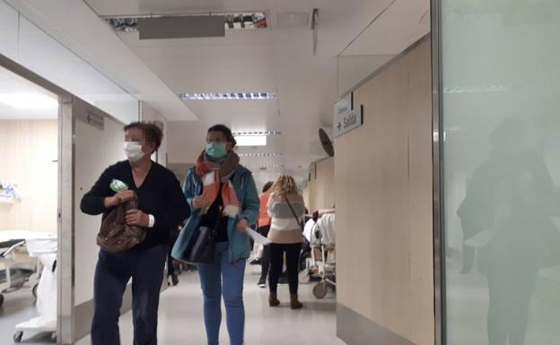 Pacientes con mascarillas esperan su turno en las urgencias del Hospital Virgen de las Nieves.