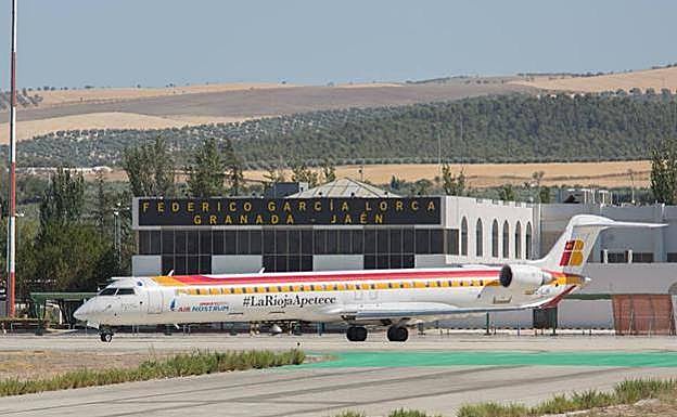 Avión de Air Nostrum dispuesto a despegar del aeropuerto Granada-Jaén. 