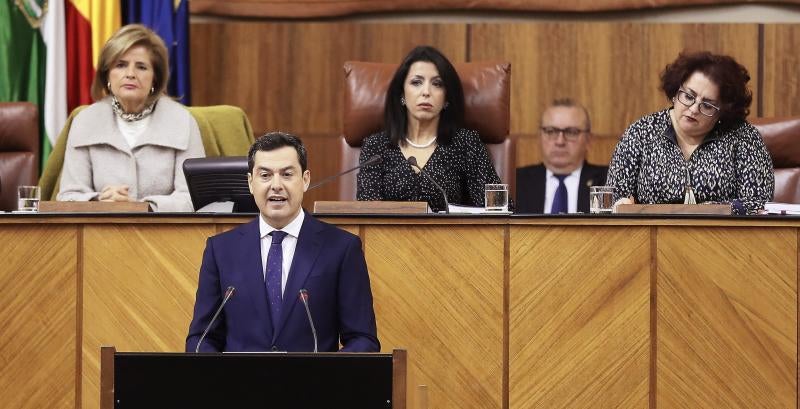 El líder del PP andaluz protagoniza el acto de investidura en el Parlamento