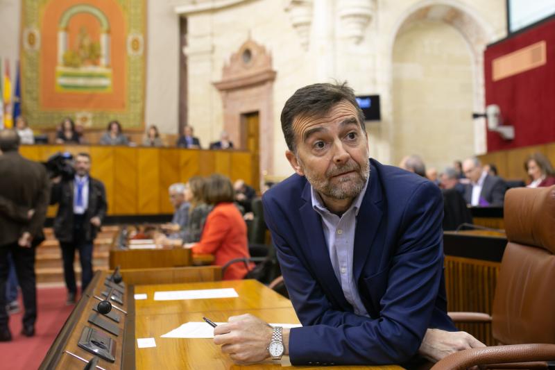 El líder del PP andaluz protagoniza el acto de investidura en el Parlamento