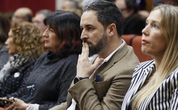 El líder de Vox Santiago Abascal escucha la intervención del líder de Vox en Andalucía, Francisco Serrano. 