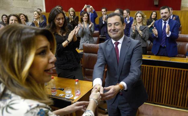 Susana Díaz y Juanma Moreno tras la investidura del nuevo presidente.