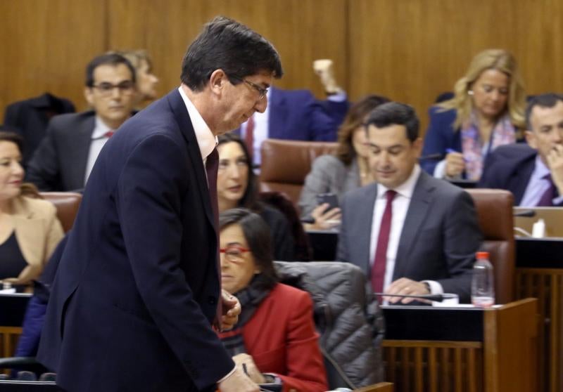 Junma Moreno responde a las intervenciones e los partidos con representación parlamentaria