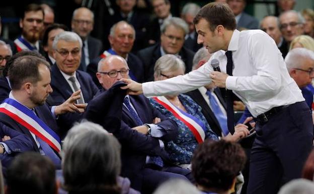 Macron se reúne con alcaldes de Normandía. 