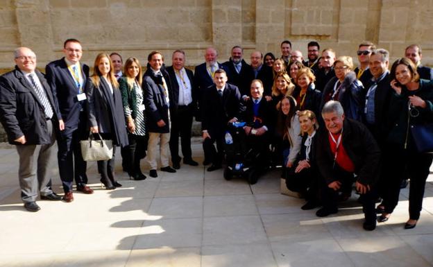 Un grupo 'reducido' de los dirigentes y militantes populares granadinos que acudieron ayer al Parlamento. 