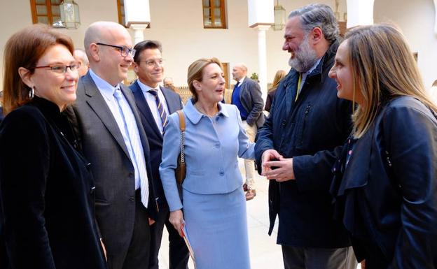 María del Mar Sánchez, Raúl Fernández, Luis Salvador y Conchi González Insúa, de Cs, con Pablo García y Marifrán Carazo, del PP. 